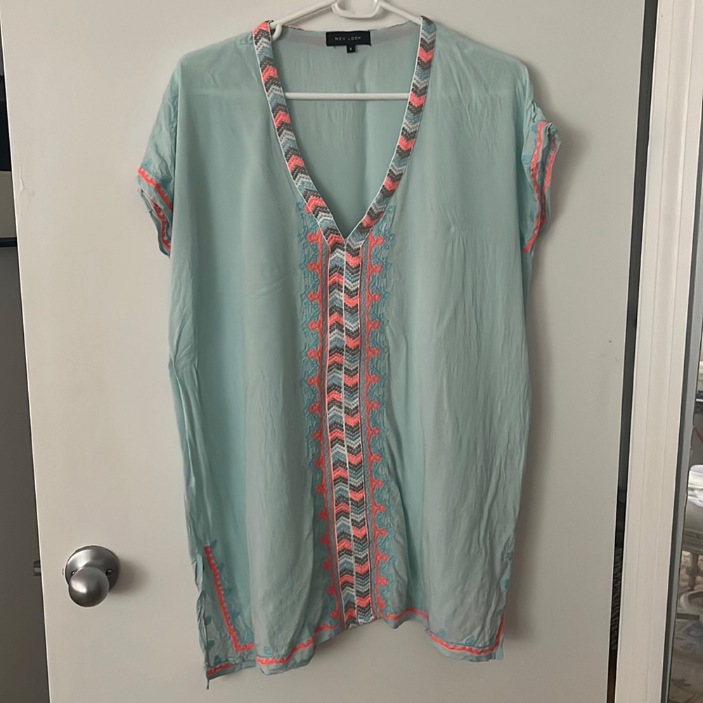 Adorable cover up, lightly used condition.